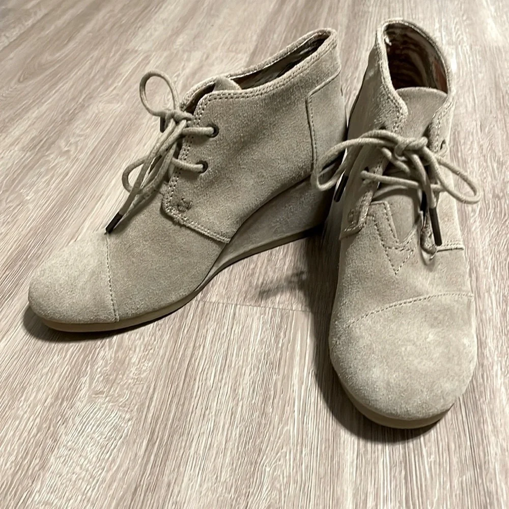 Tom’s Women’s Wedge Ankle Booties Size 6.5 Desert Sands Tan Suede Lace Up
